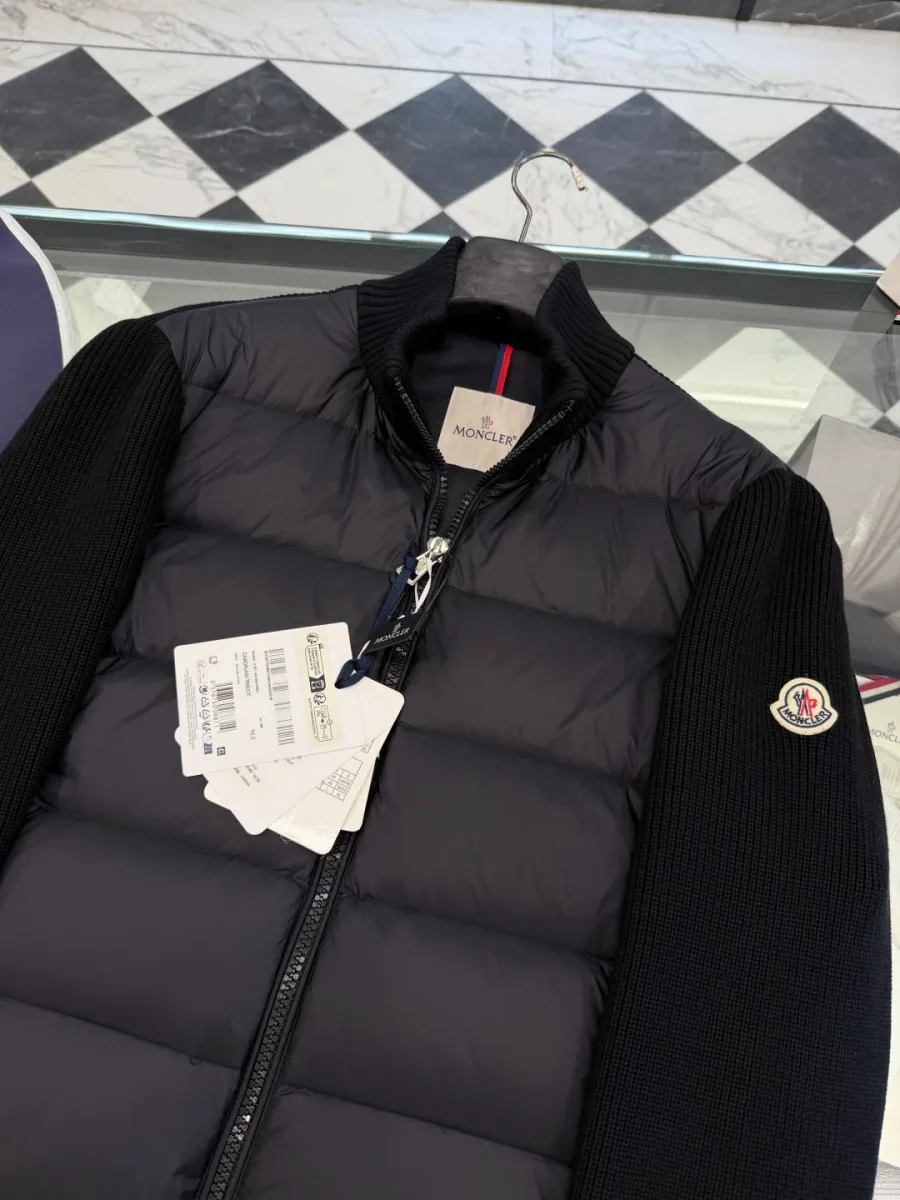 Верхняя часть кардигана Moncler с воротником-стойкой и брендингом