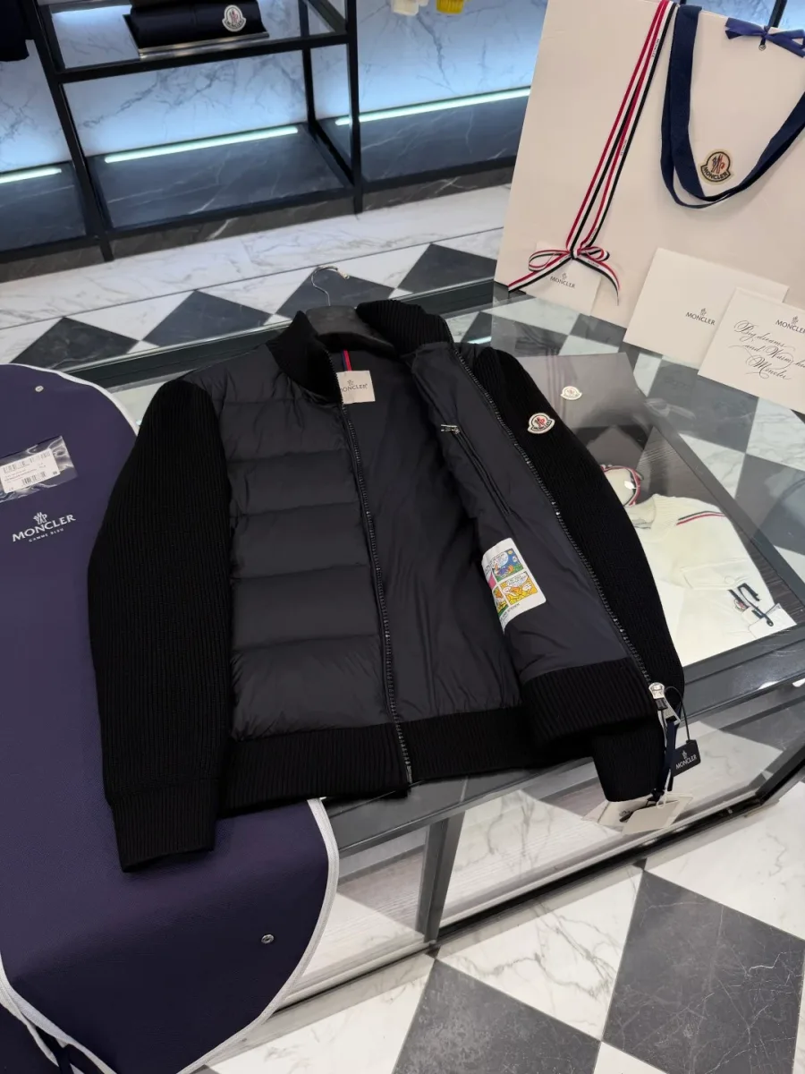 Кардиган Moncler в расстёгнутом виде с внутренней подкладкой