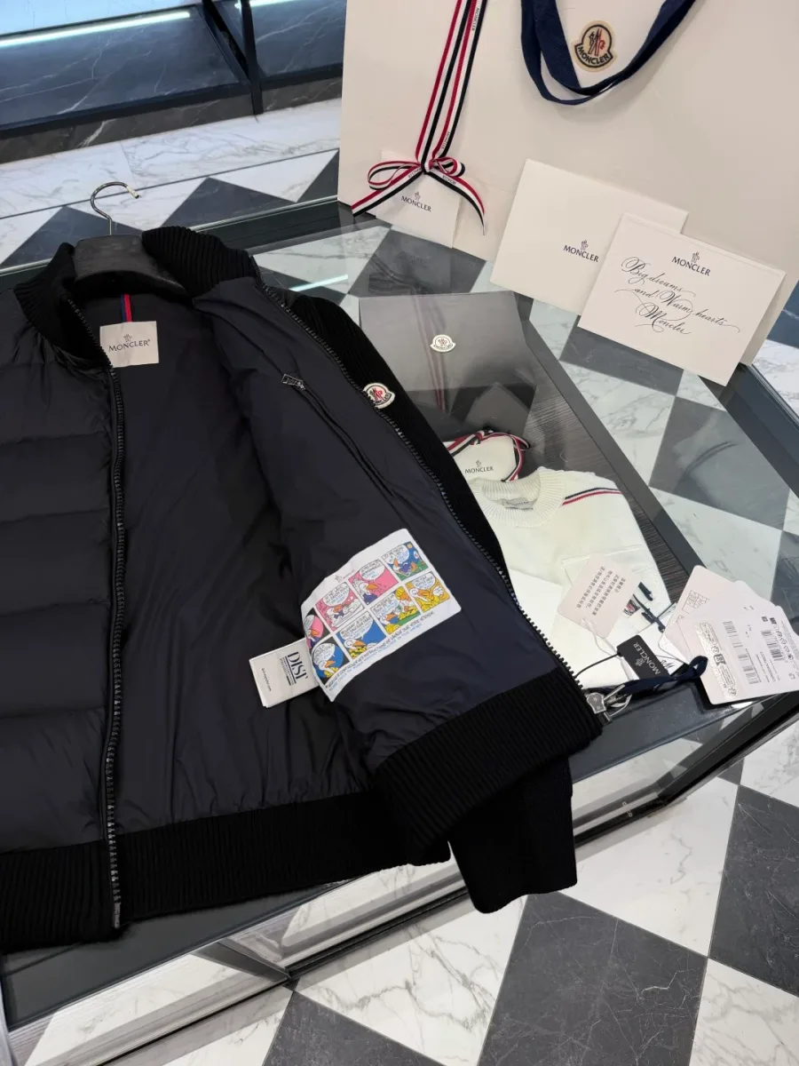 Внутренняя сторона кардигана Moncler с нашивкой комикса-инструкции