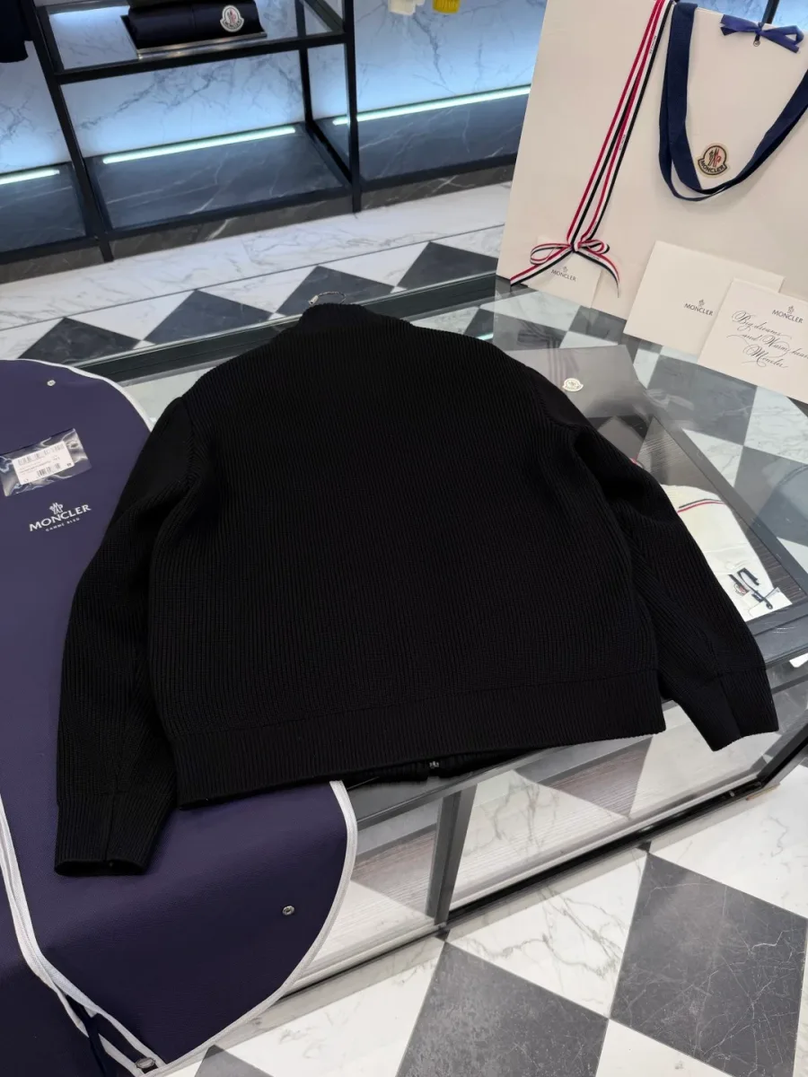 Спинка чёрного мужского кардигана Moncler в раскладке на столике