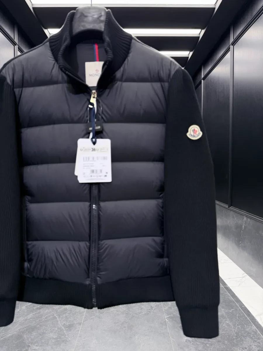 Чёрный кардиган Moncler с горизонтальной стёжкой и воротником-стойкой