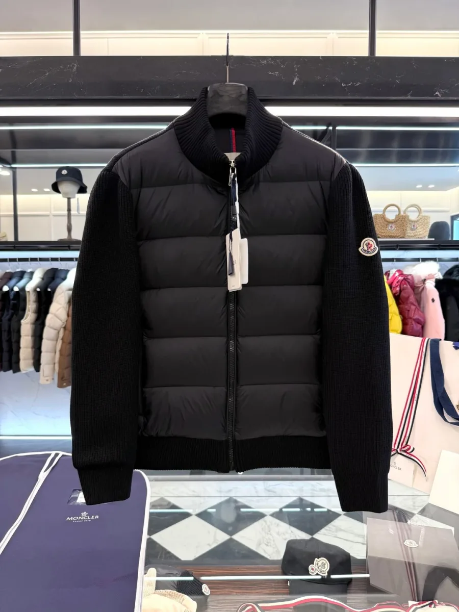 Чёрный кардиган Moncler с пуховой передней частью в торговом зале