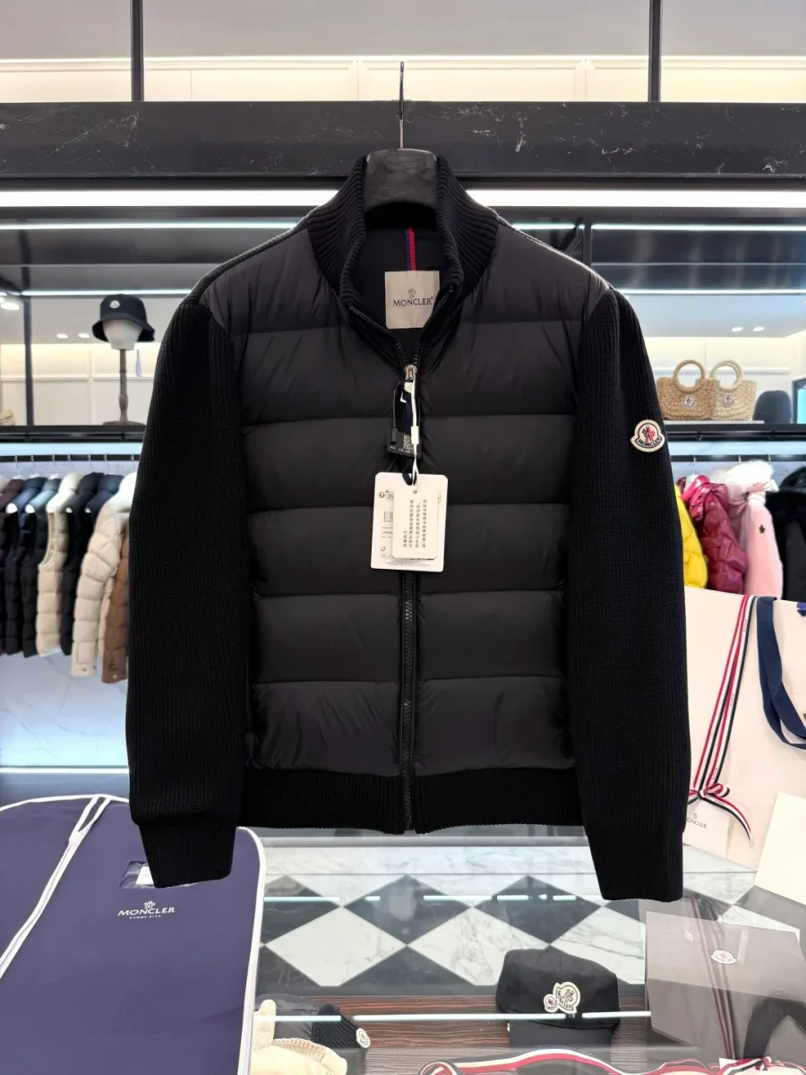 Мужской кардиган Moncler чёрного цвета крупным планом на вешалке
