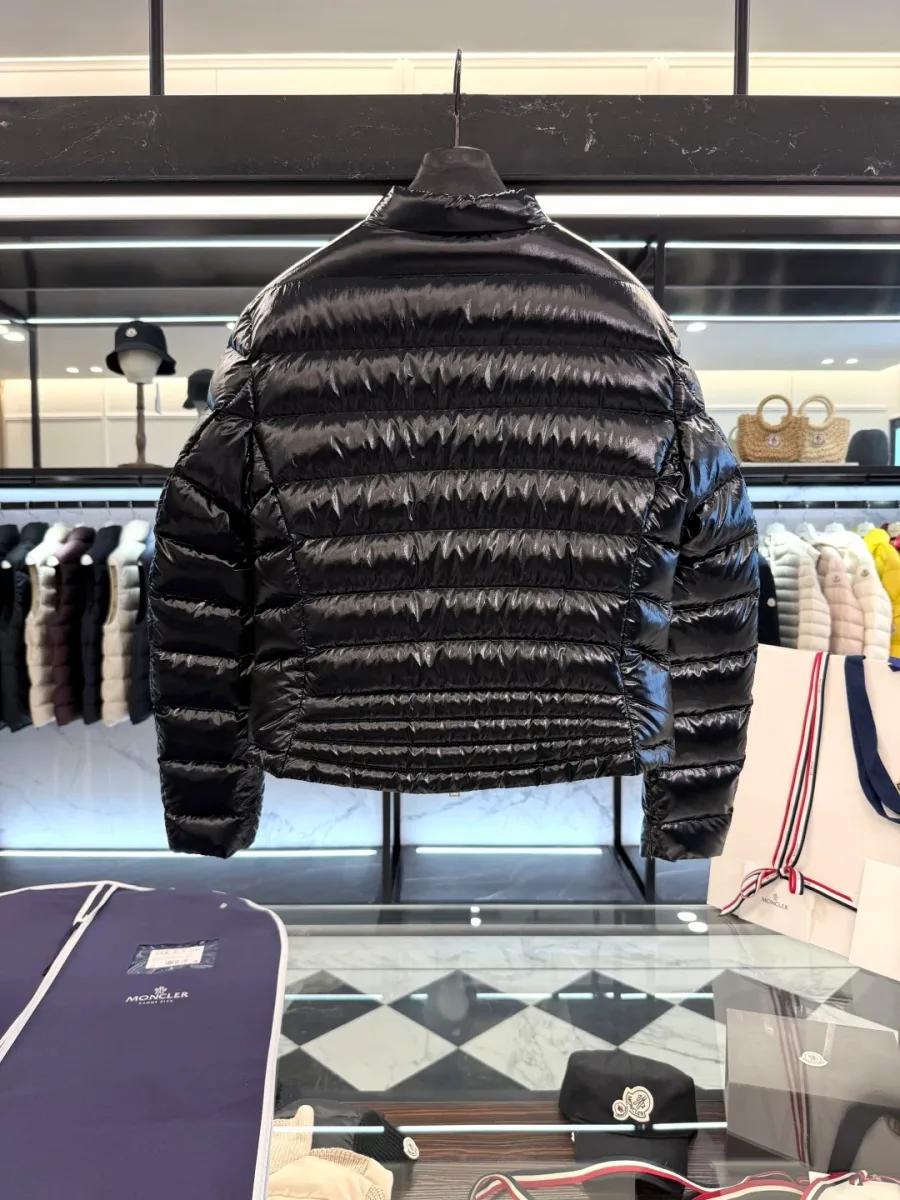 Чёрный стеганый пуховик Moncler на вешалке, вид со спины