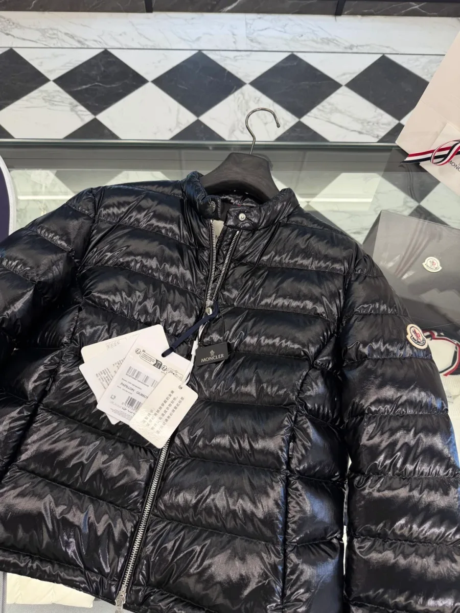 Верхняя часть пуховика Moncler с воротником, молнией и бирками