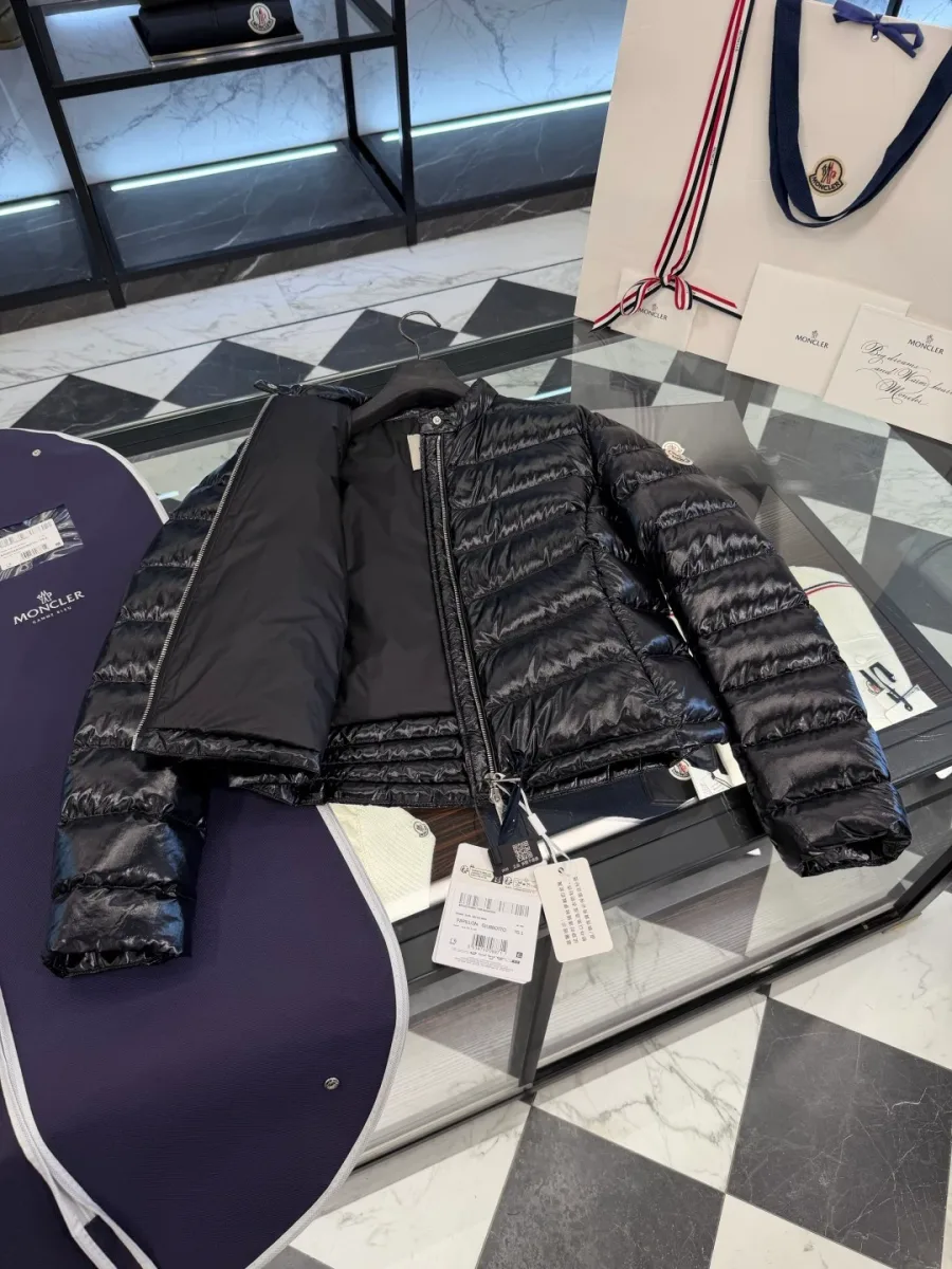 Чёрный пуховик Moncler с расстегнутой молнией и подкладкой, вид спереди