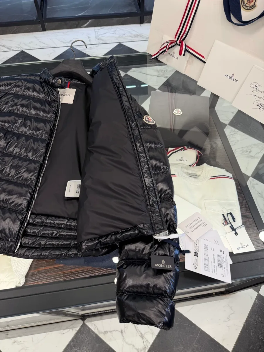 Внутренняя сторона пуховика Moncler с подкладкой и бирками крупным планом