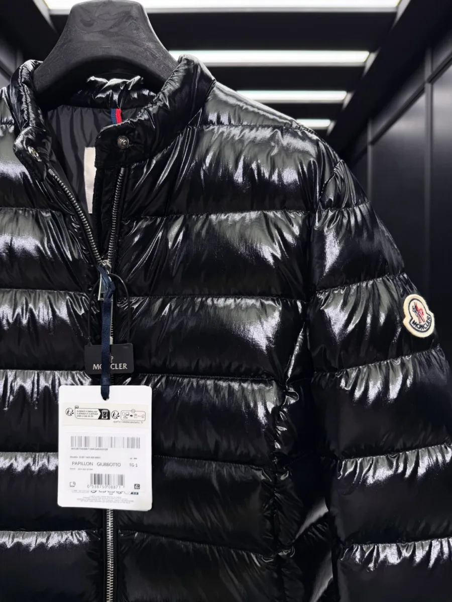 Фрагмент пуховика Moncler с воротником-стойкой, молнией и логотипом на рукаве
