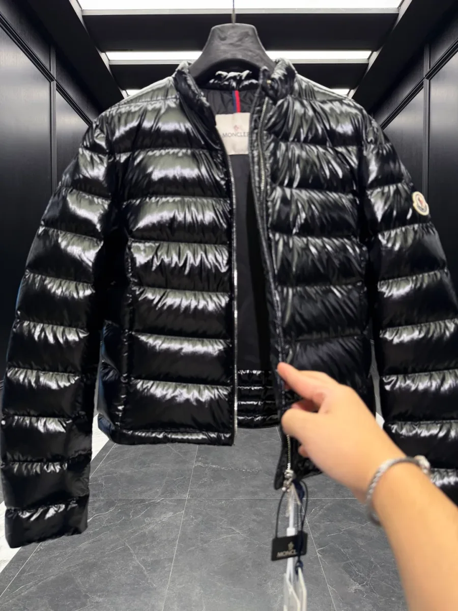 Чёрный пуховик Moncler с расстегнутой центральной молнией