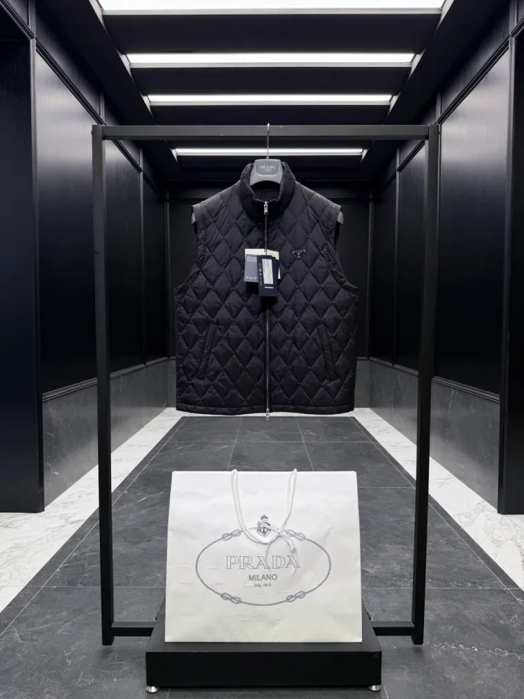 Prada Чёрный стёганый пуховый жилет с треугольным логотипом