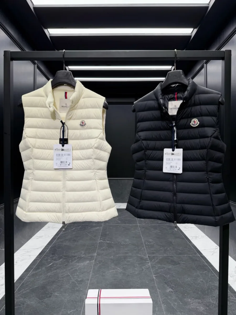Чёрный и белый стеганые пуховые жилеты Moncler, средний план спереди