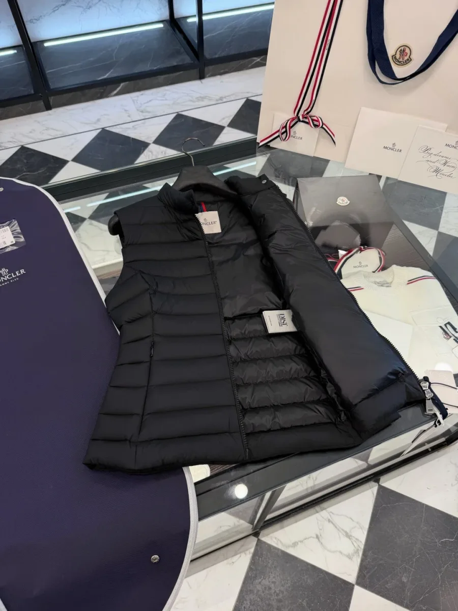 Расстёгнутый чёрный пуховый жилет Moncler с гладкой подкладкой