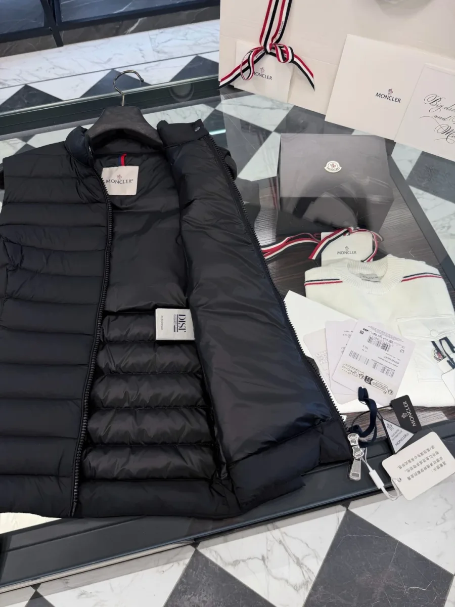 Внутренняя сторона чёрного жилета Moncler с ярлыками и упаковкой