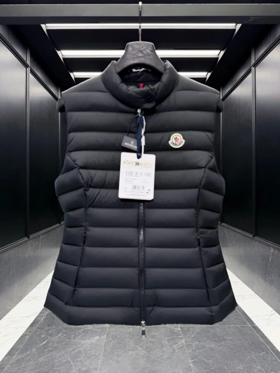 Чёрный стеганый жилет Moncler с навесными бирками, вид спереди