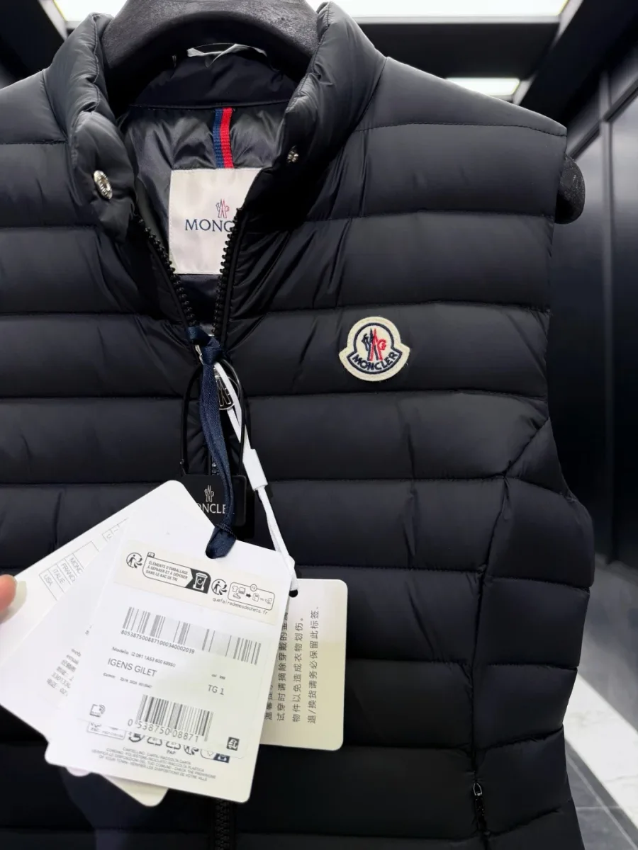 Воротник-стойка, застёжка на молнию и фетровый логотип Moncler на груди жилета