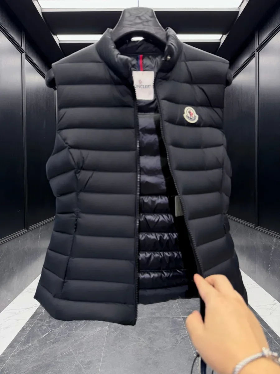 Чёрный пуховый жилет Moncler в расстёгнутом виде с открытой подкладкой