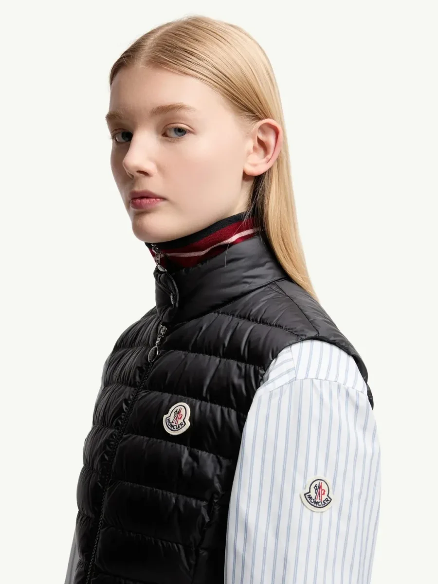 Женский чёрный пуховый жилет Moncler на модели, вид сбоку крупным планом