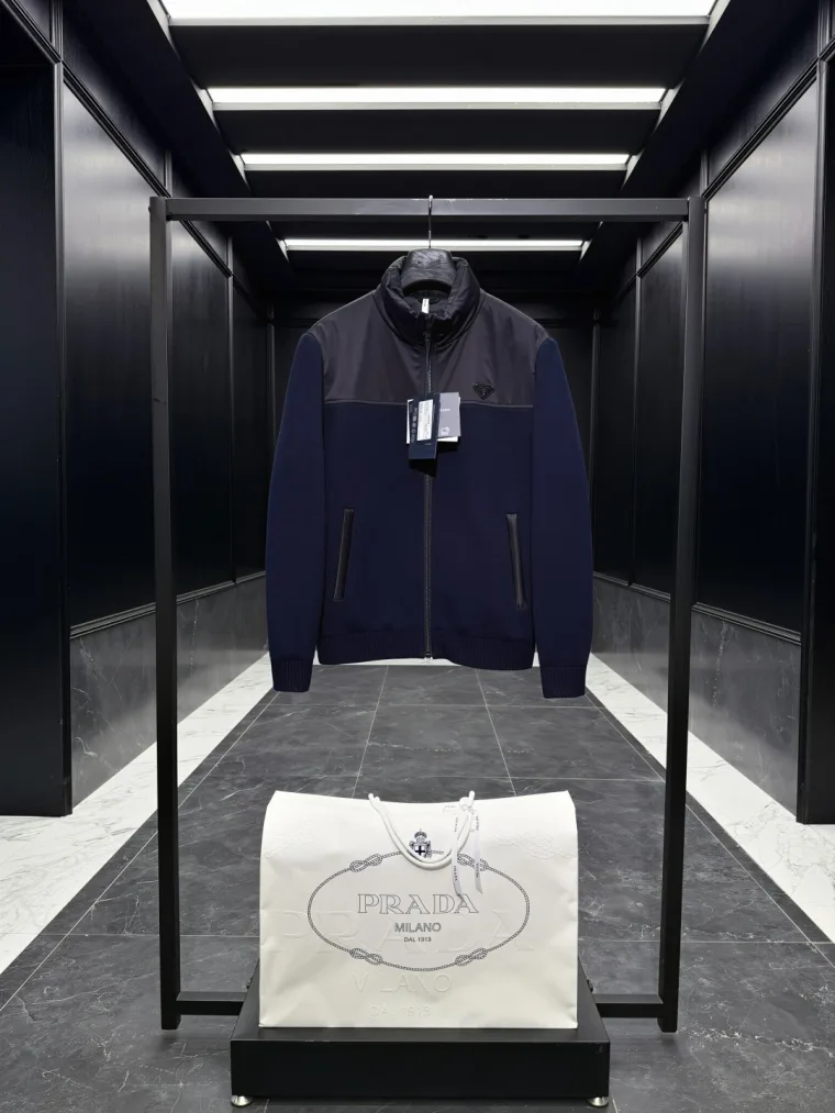 Prada Тёмно-синяя комбинированная куртка с нейлоновой кокеткой