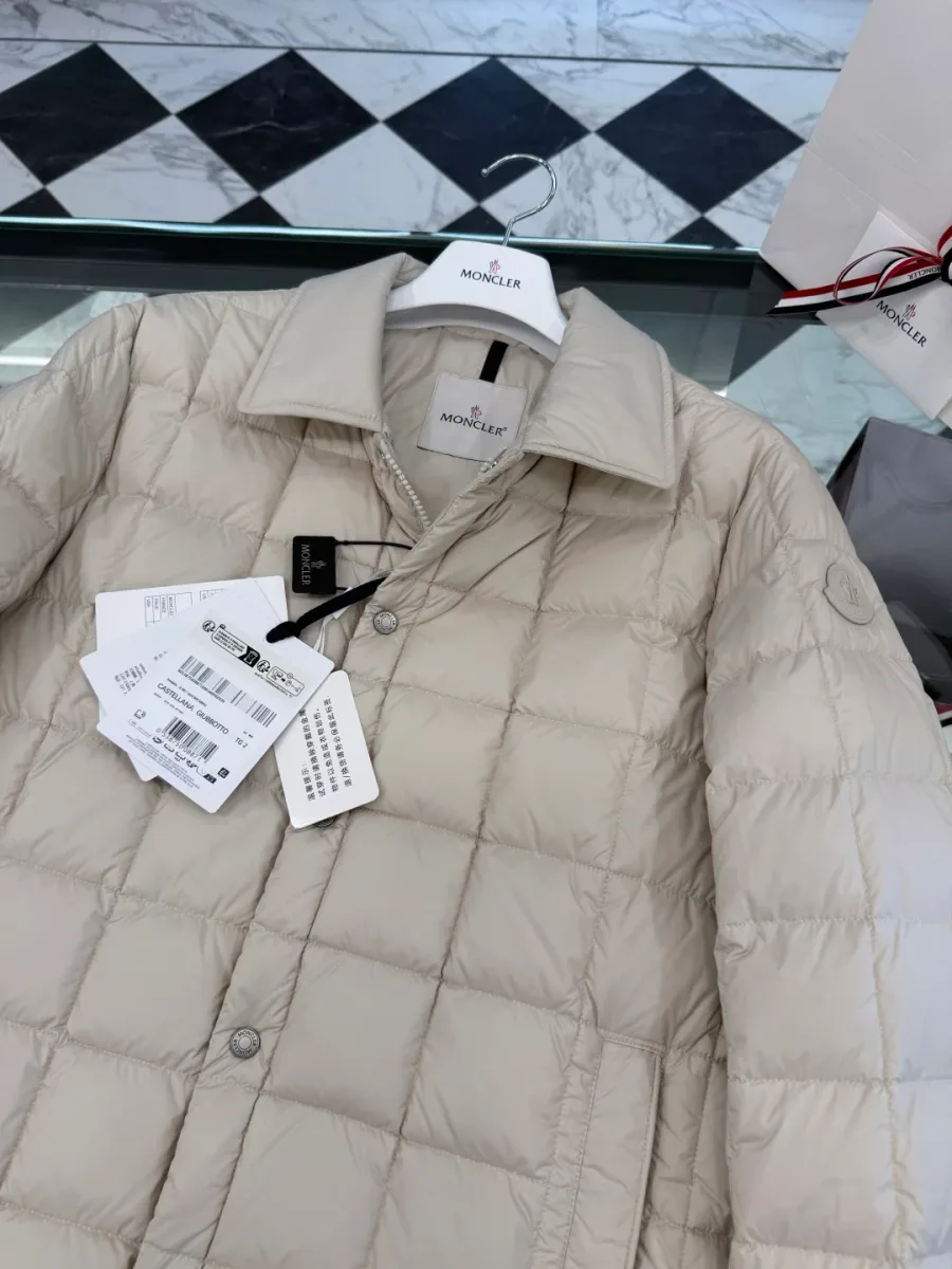 Верхняя часть пуховика Moncler Castellane с воротником и навесными ярлыками