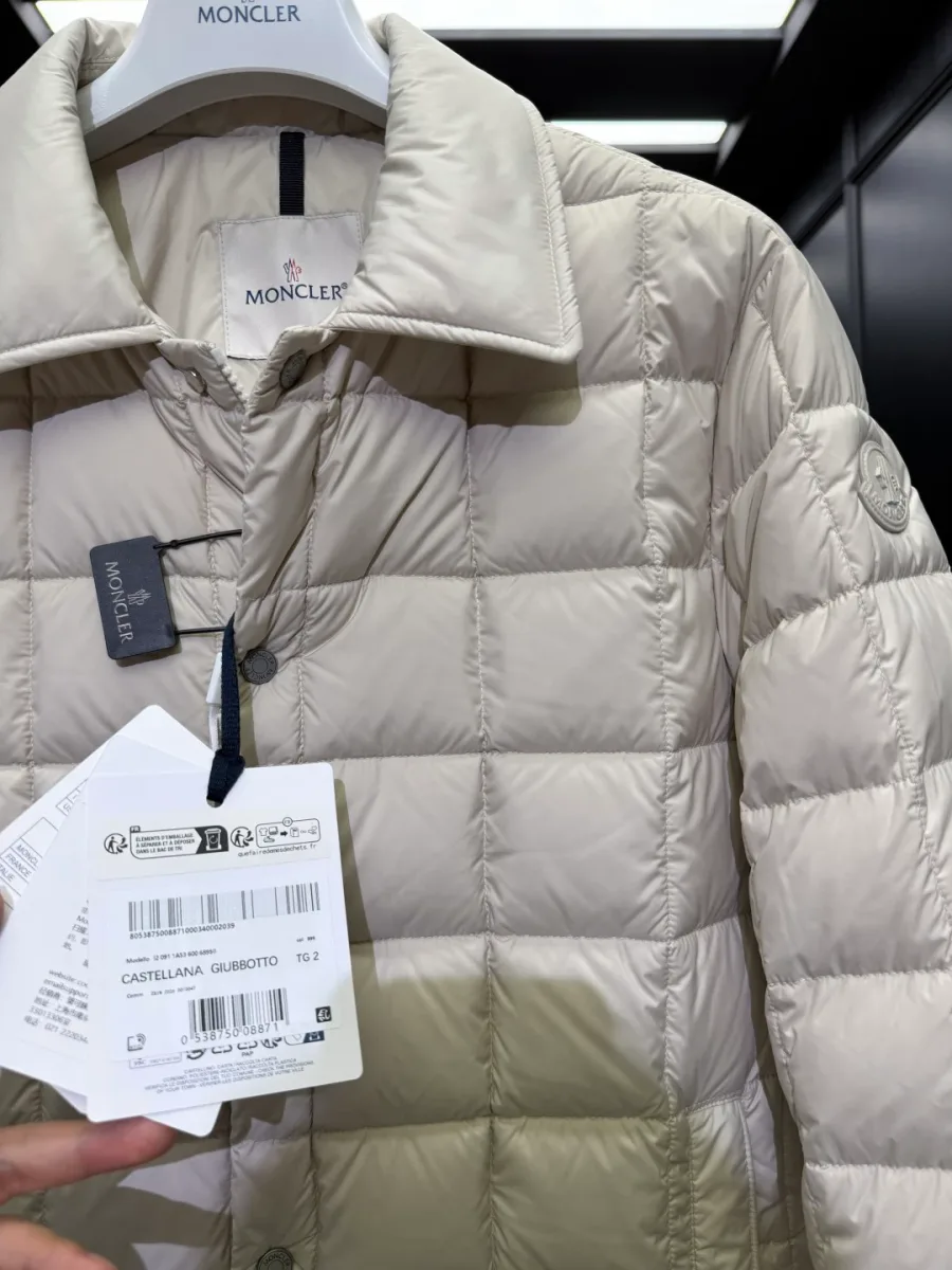 Воротник и бирка куртки Moncler Castellane крупным планом с навесными ярлыками