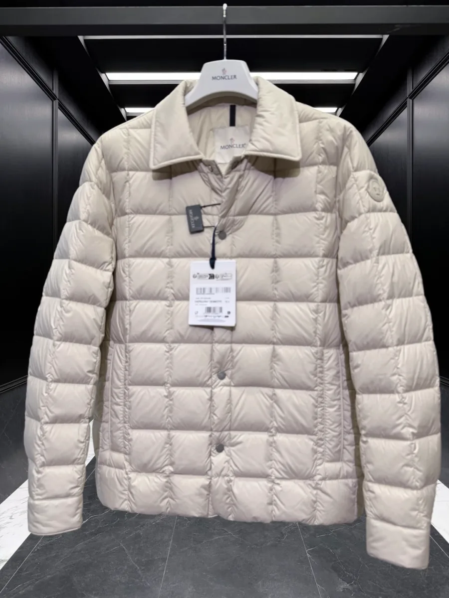Светло-бежевый пуховик Moncler прямого кроя с квадратной стёжкой, вид спереди