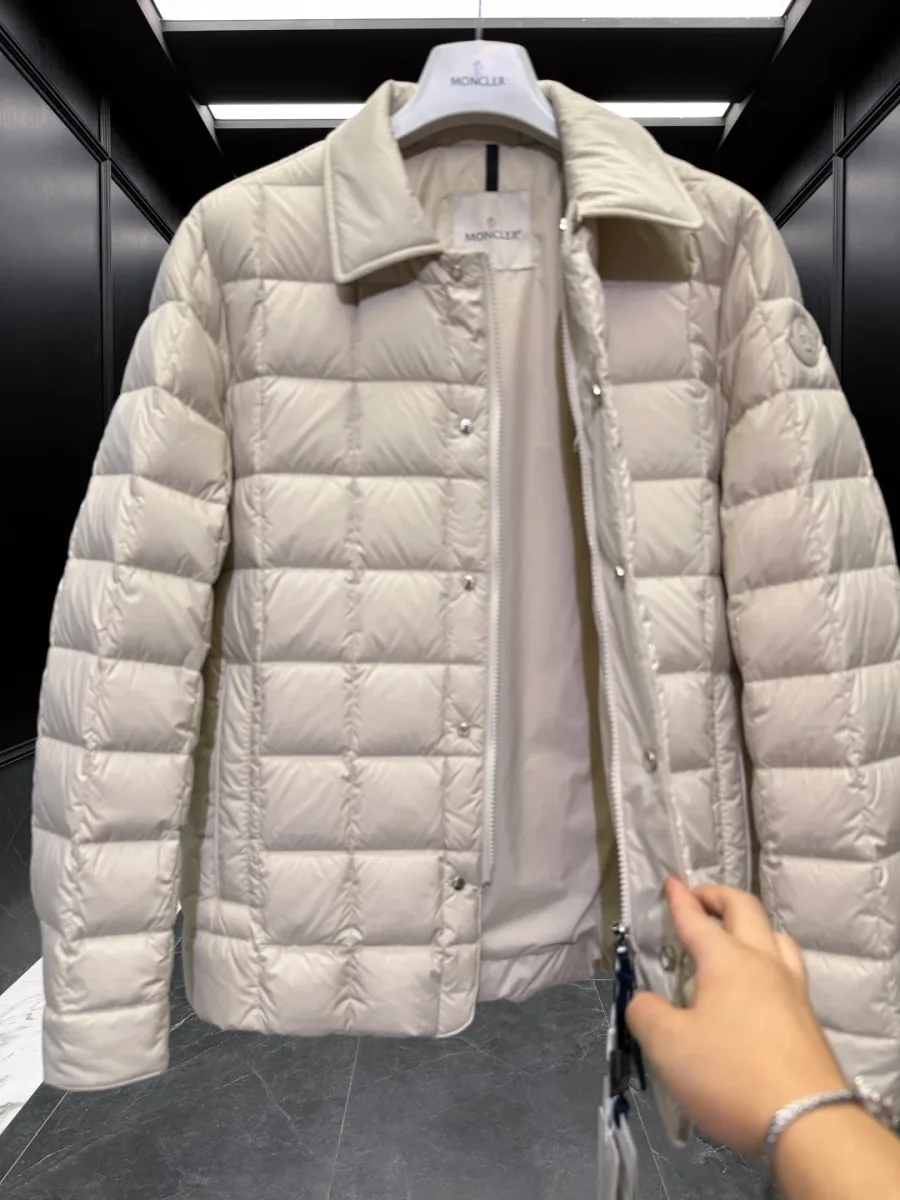 Расстёгнутый бежевый пуховик Moncler с внутренней планкой и текстильной подкладкой