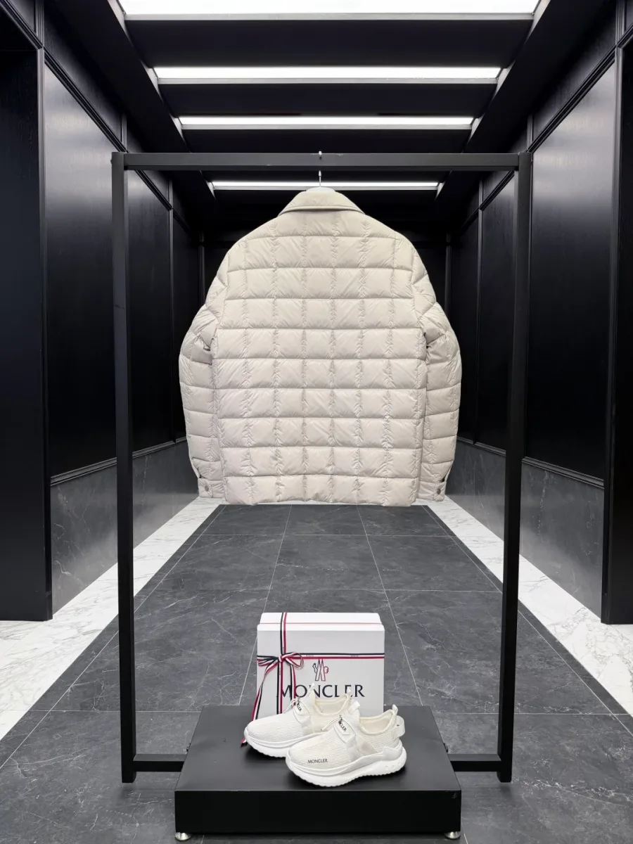Спинка бежевого пуховика Moncler Castellane с квадратной стёжкой на стойке