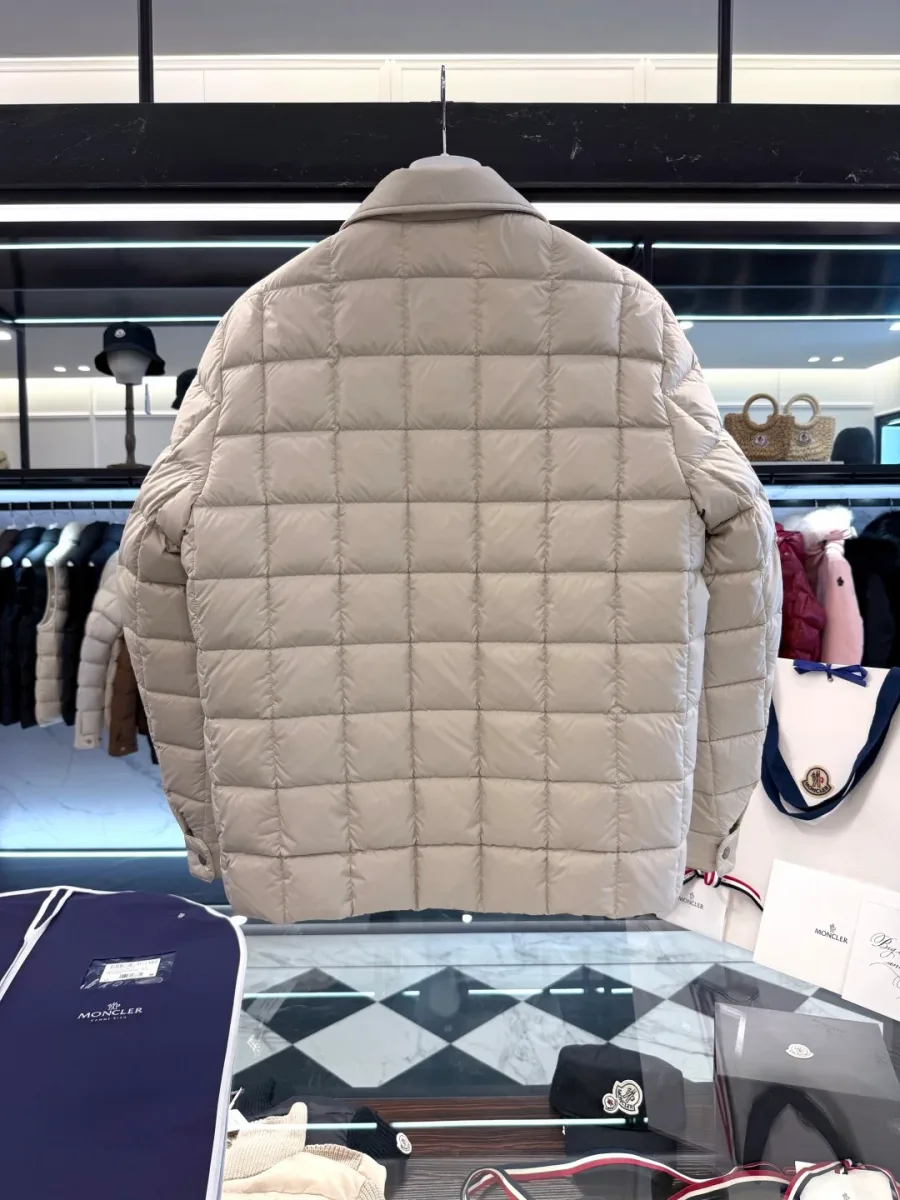 Вид со спины бежевого пуховика Moncler Castellane с горизонтальной и вертикальной стёжкой