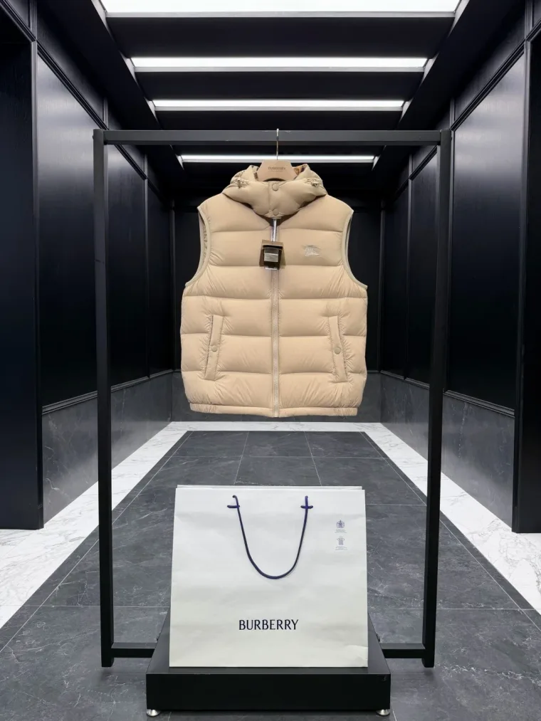 Burberry Бежевый пуховый жилет с клетчатой подкладкой и капюшоном
