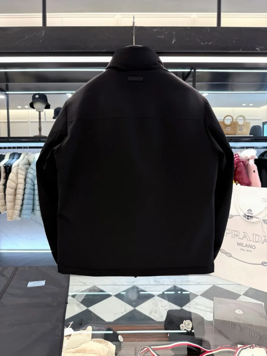 Вид сзади на чёрную куртку Prada на вешалке: прямая спинка без внешней стёжки и аккуратная кокетка