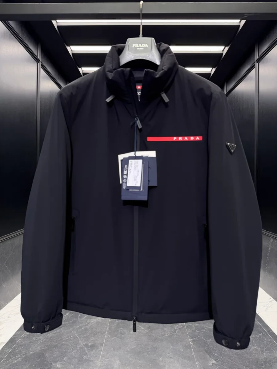 Фронтальный вид чёрной нейлоновой куртки Prada с двухзамковой молнией и регулируемыми манжетами