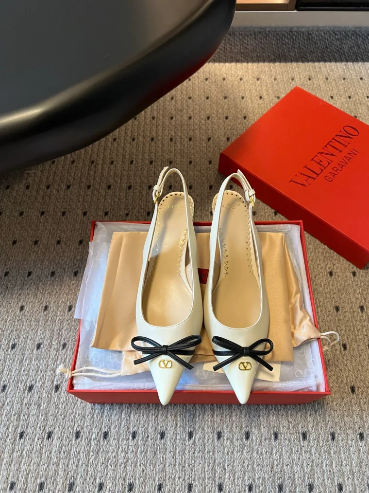 Valentino Бежевые слингбэки с чёрным бантом и монограммой VLogo