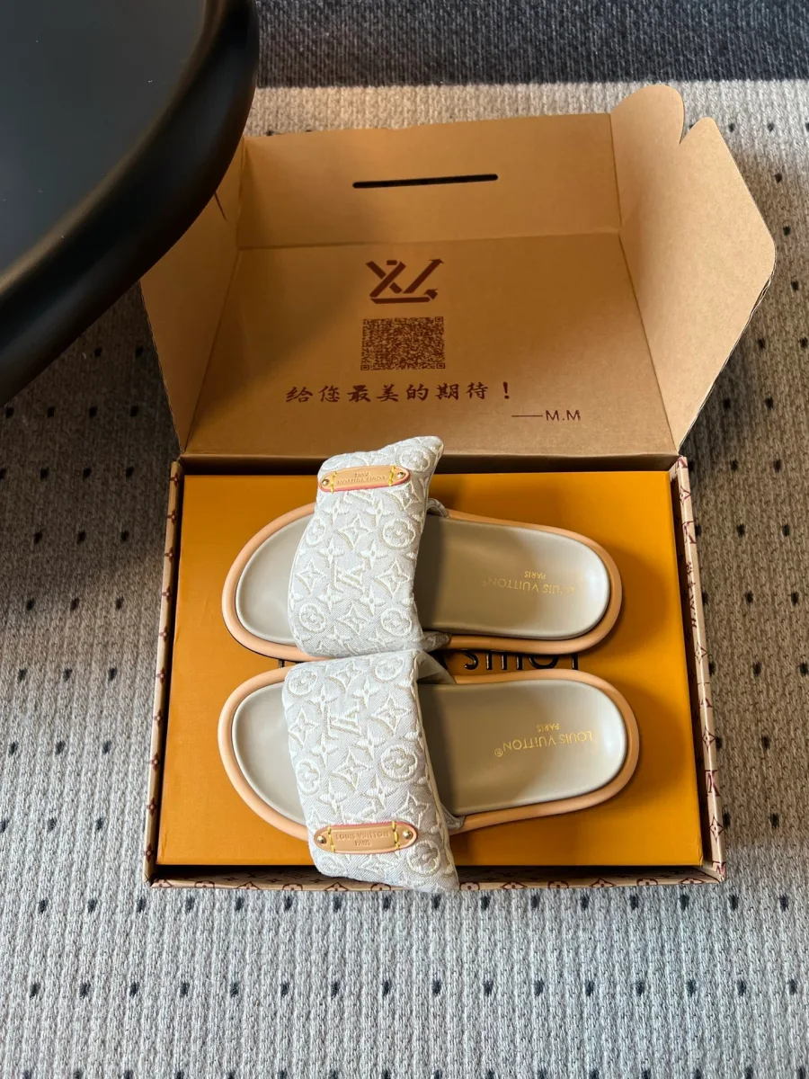 Пара бежевых шлепанцев с узором Monogram, вид сзади и сверху в коробке