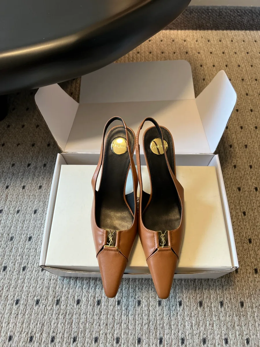 Коричневые кожаные туфли-слингбэки с золотистым логотипом в коробке, вид спереди