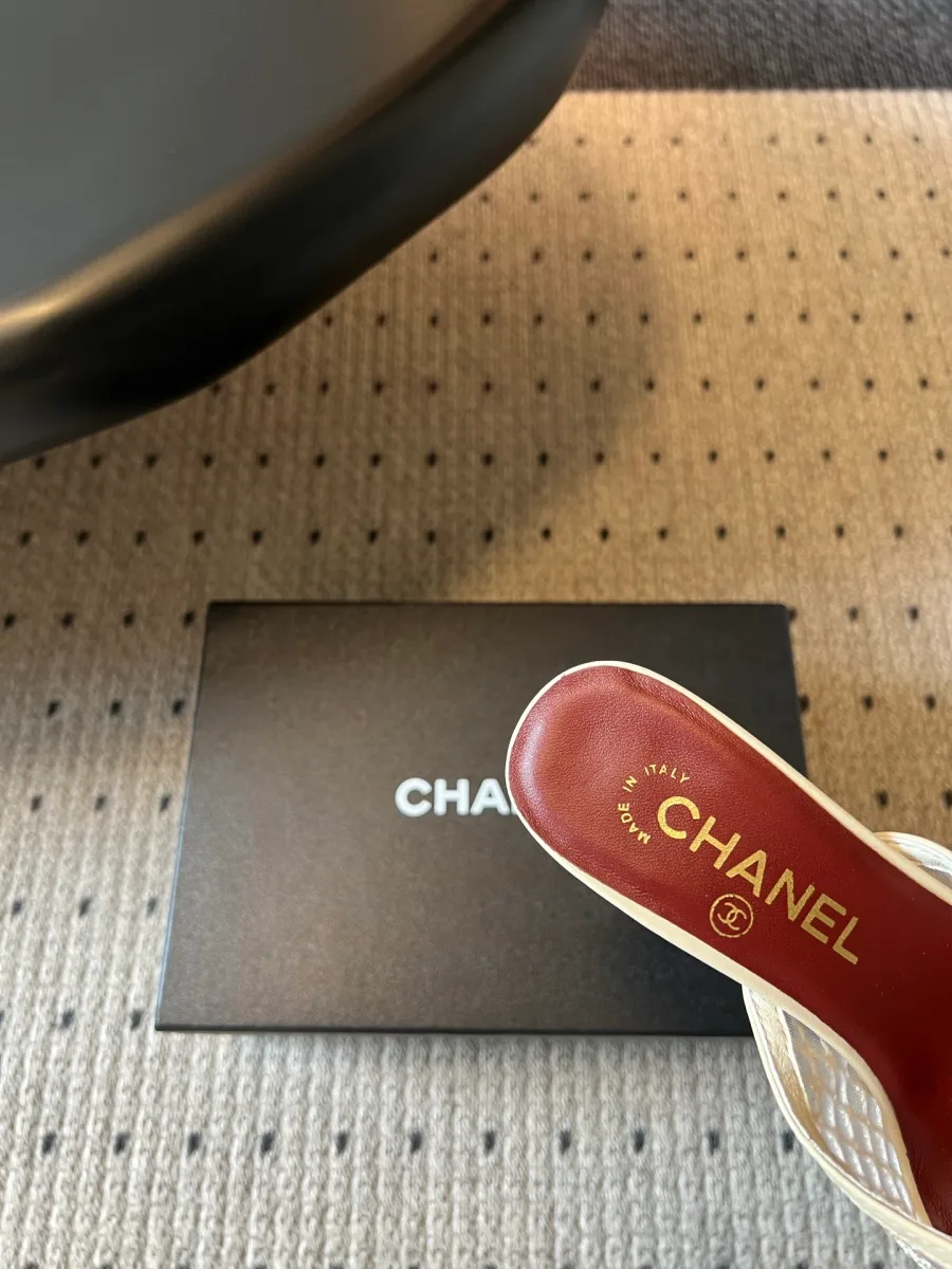 Крупный план бордовой кожаной стельки с золотистым тиснением Chanel