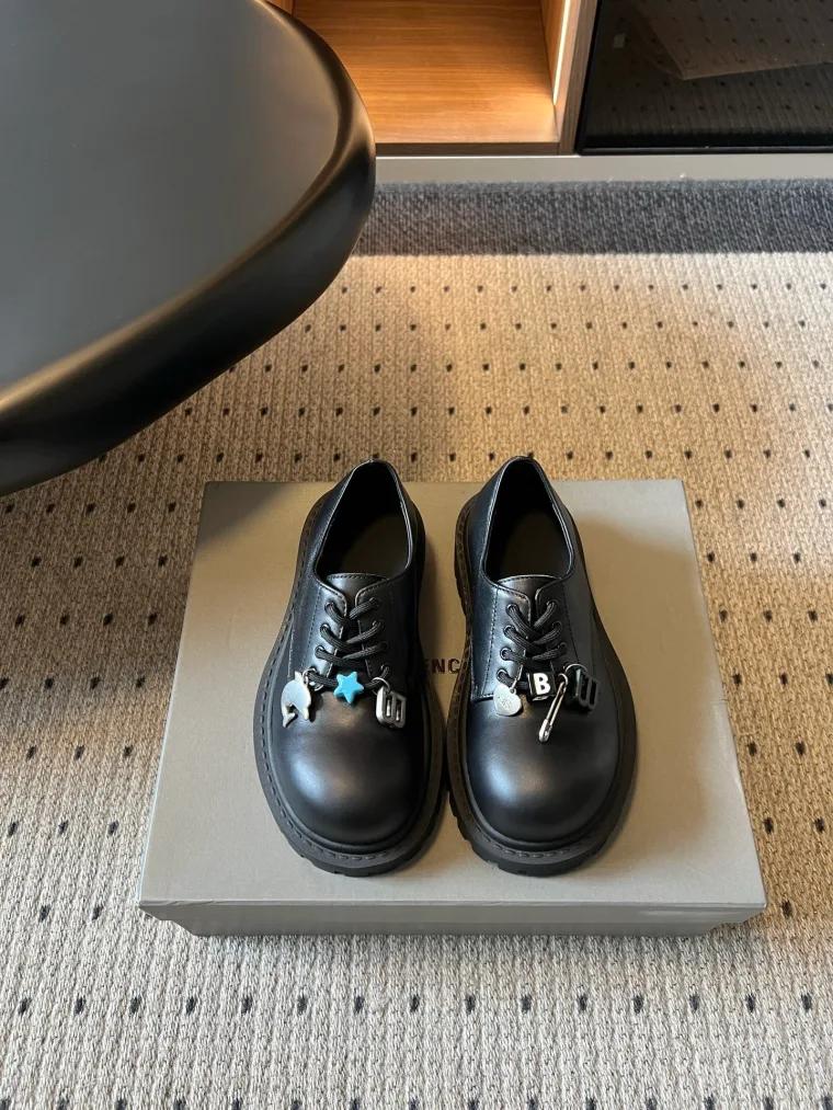 Balenciaga Чёрные кожаные дерби на массивной подошве с шармами