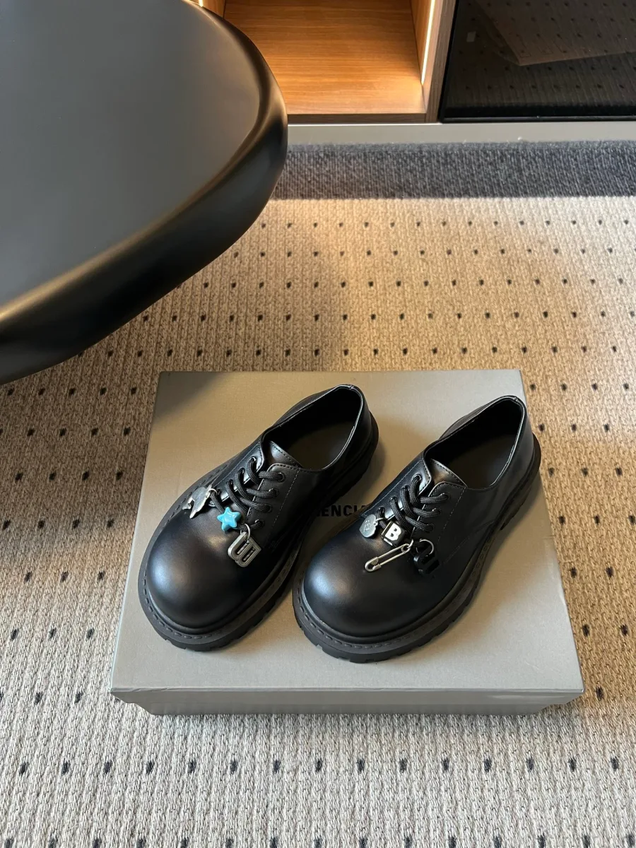 Вид сбоку на чёрные дерби Balenciaga
