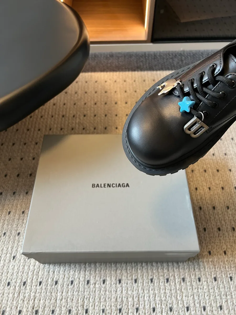 Массивная резиновая подошва дерби Balenciaga снизу