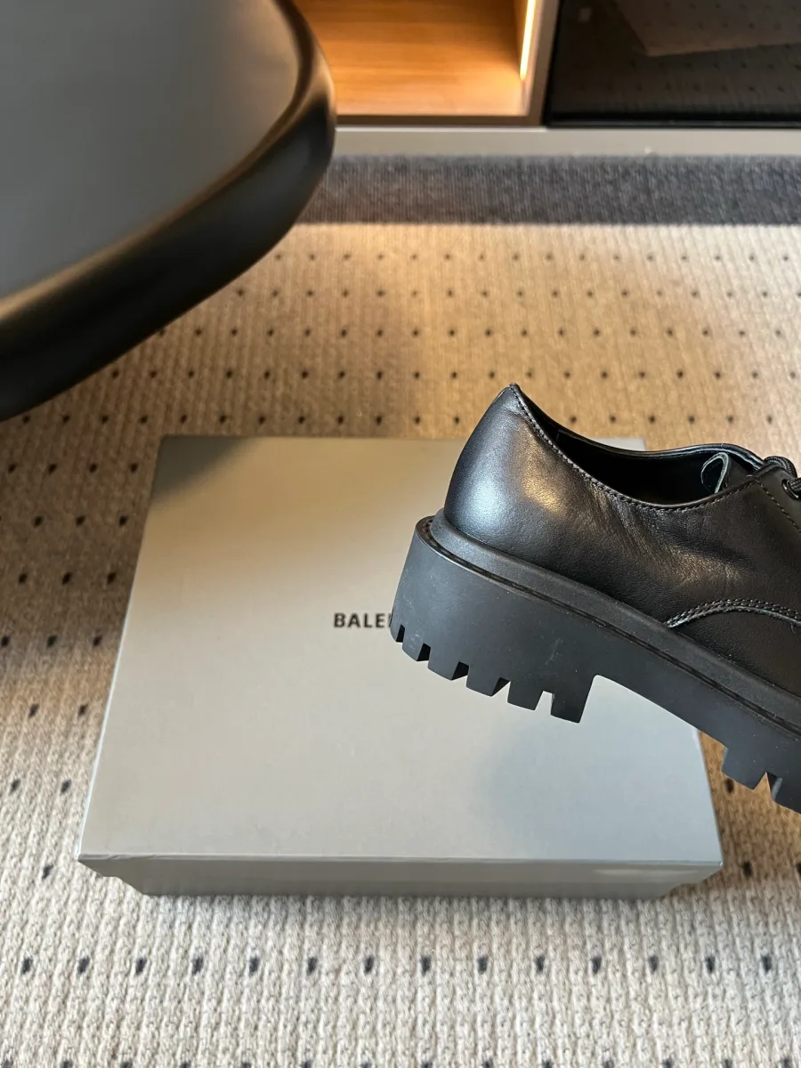 Фирменный логотип Balenciaga на стельке обуви