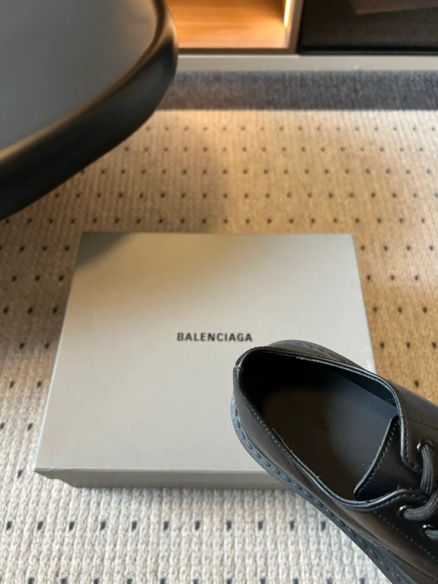 Детальный вид металлической фурнитуры и шармов Balenciaga