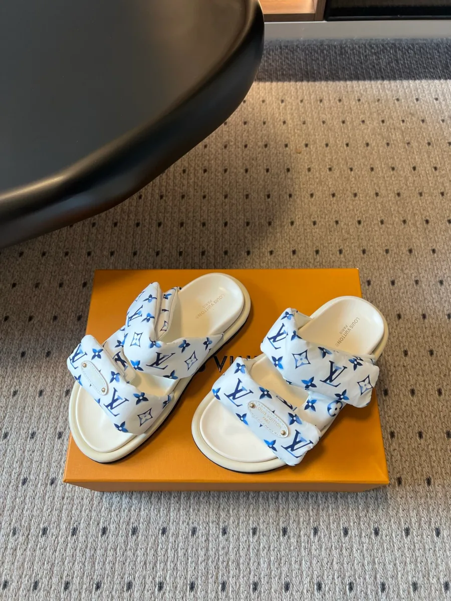 Белые шлепанцы с узором Monogram и двумя широкими ремешками на липучках, ракурс три четверти