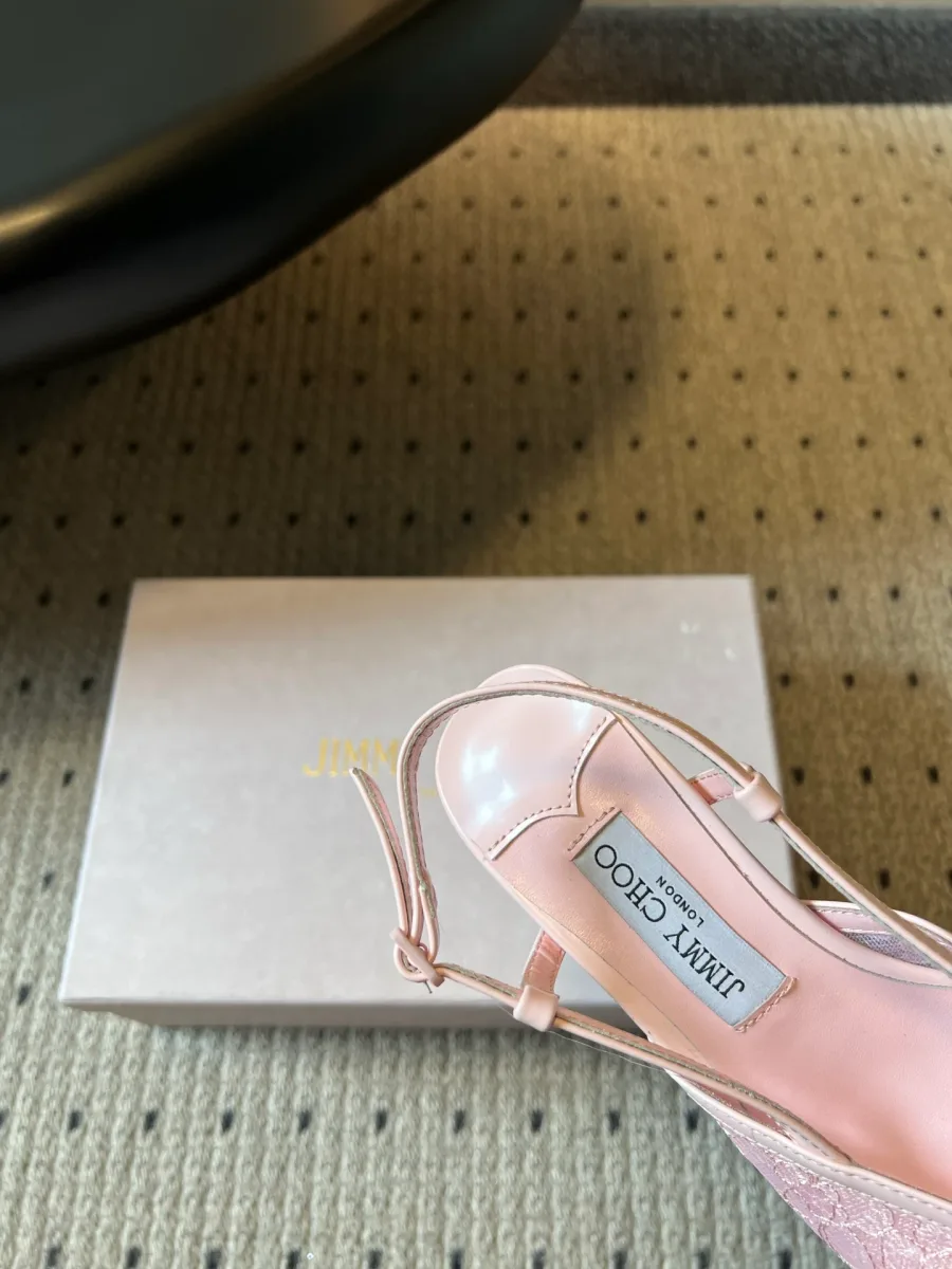 Пяточная часть и кожаная стелька с логотипом Jimmy Choo, крупный план
