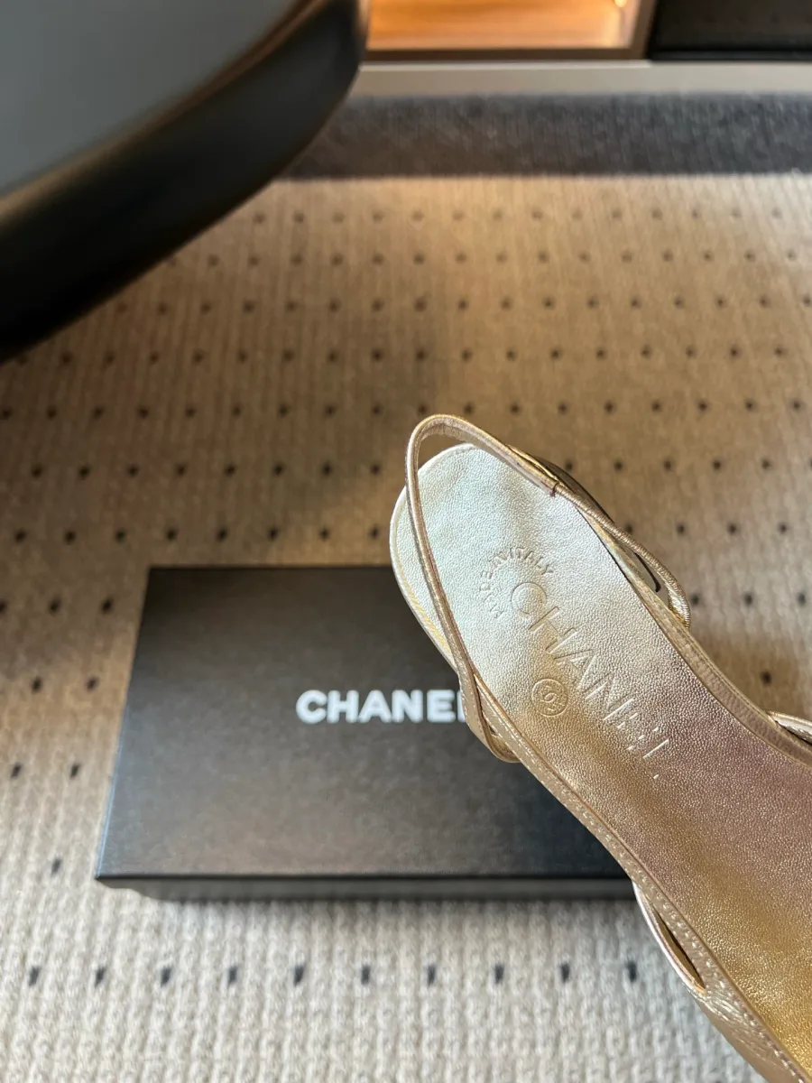 Крупный план внутренней кожаной стельки с тиснением Chanel