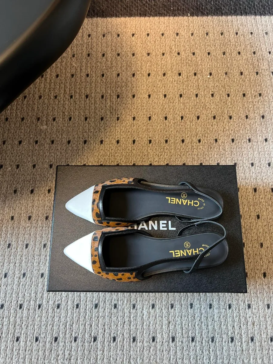 Пара слингбэков с леопардовой фактурой на фирменной коробке Chanel