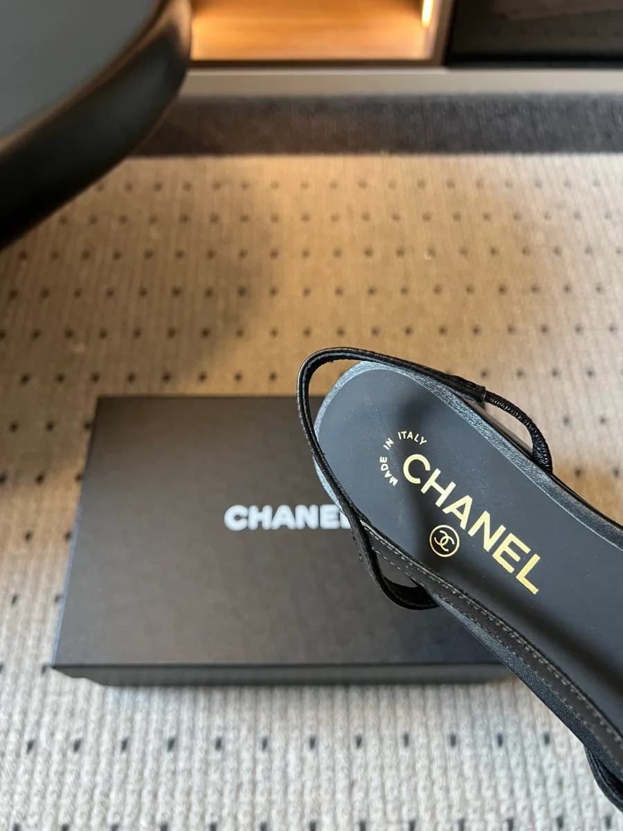 Кожаная стелька с золотистым логотипом Chanel и эластичный ремешок