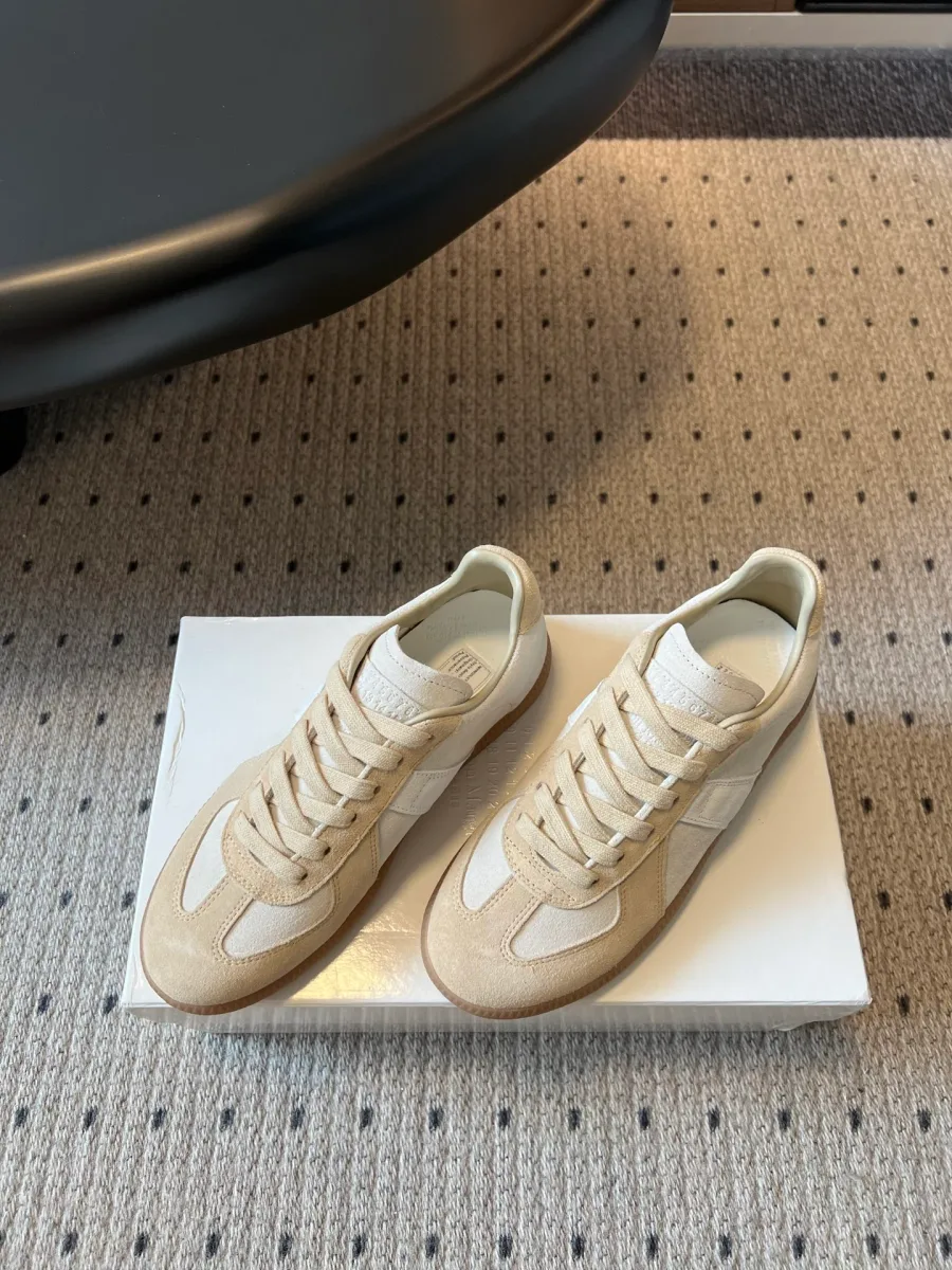 Пара бежевых кед Replica из замши и кожи, ракурс три четверти