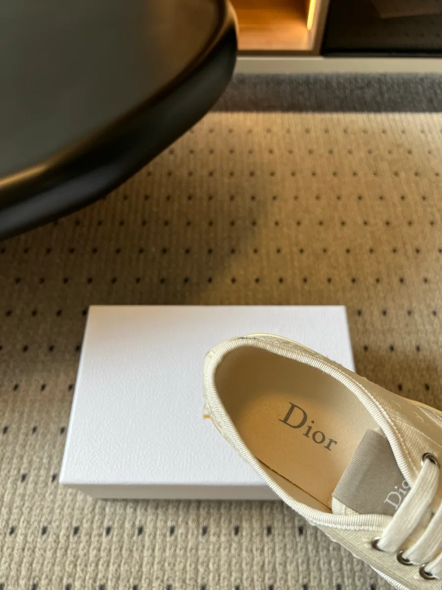 Крупный план текстильной подкладки и стельки с надписью Dior