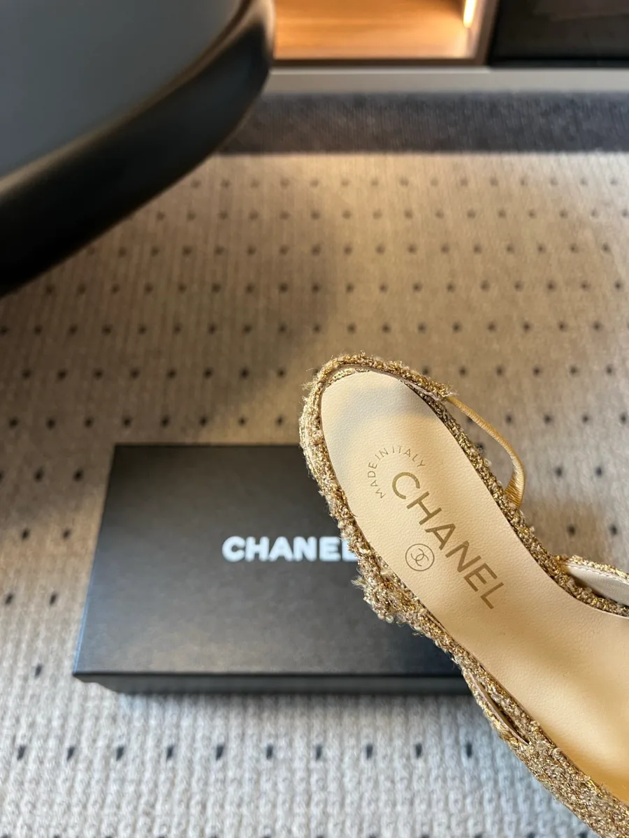 Крупный план кожаной стельки туфли с логотипом Chanel