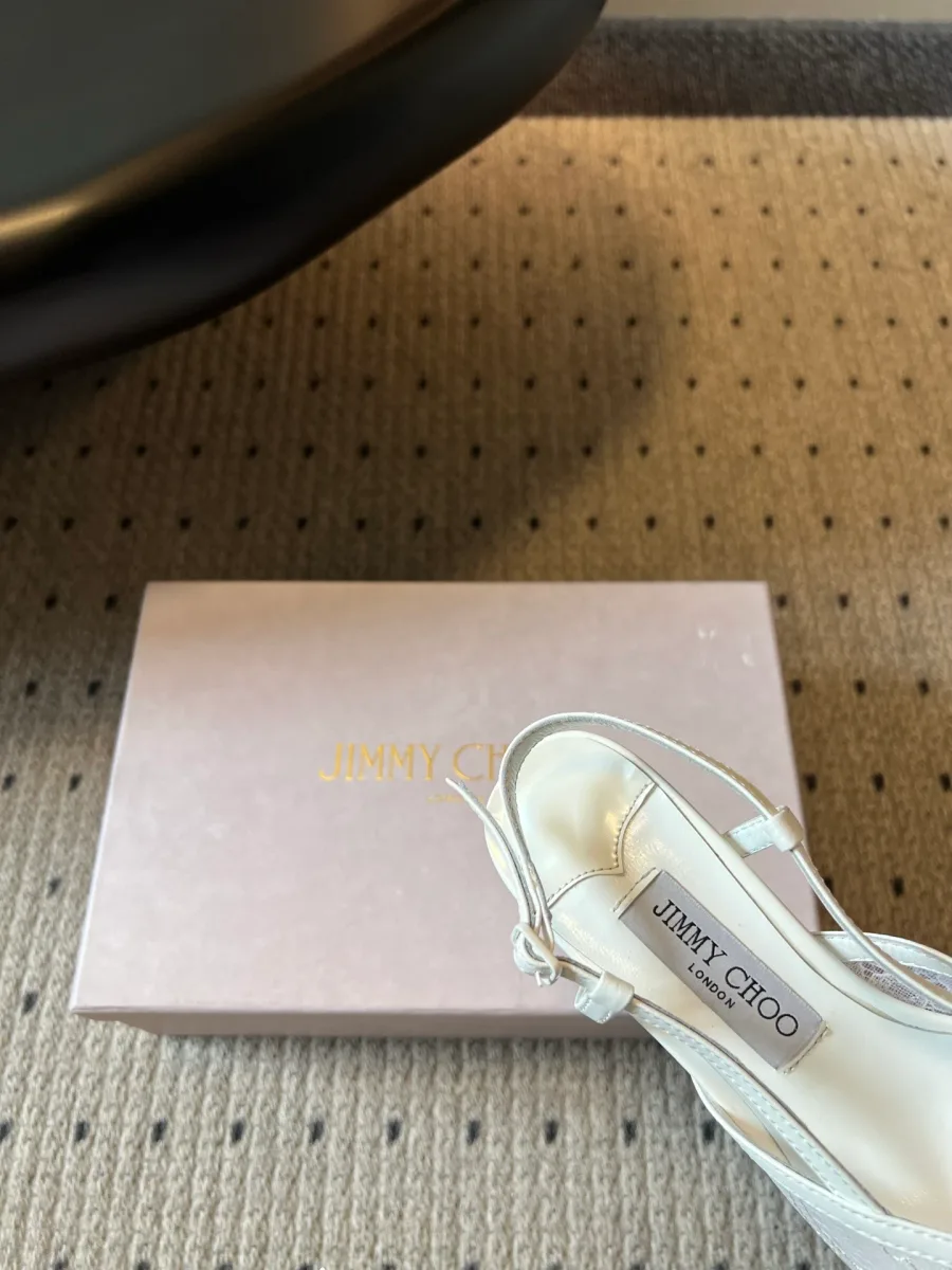Крупный план светлой стельки с логотипом Jimmy Choo London