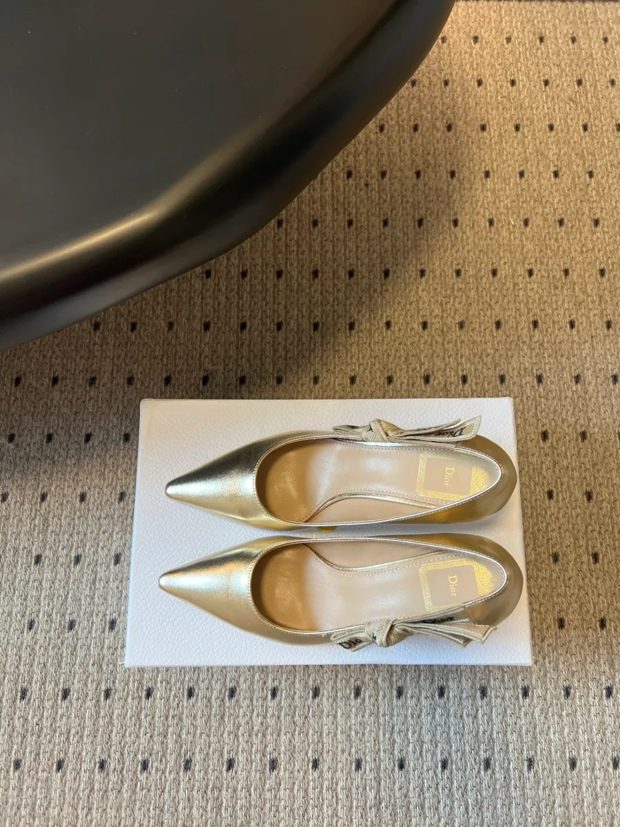 Золотистые туфли-лодочки на белой коробке, вид сверху